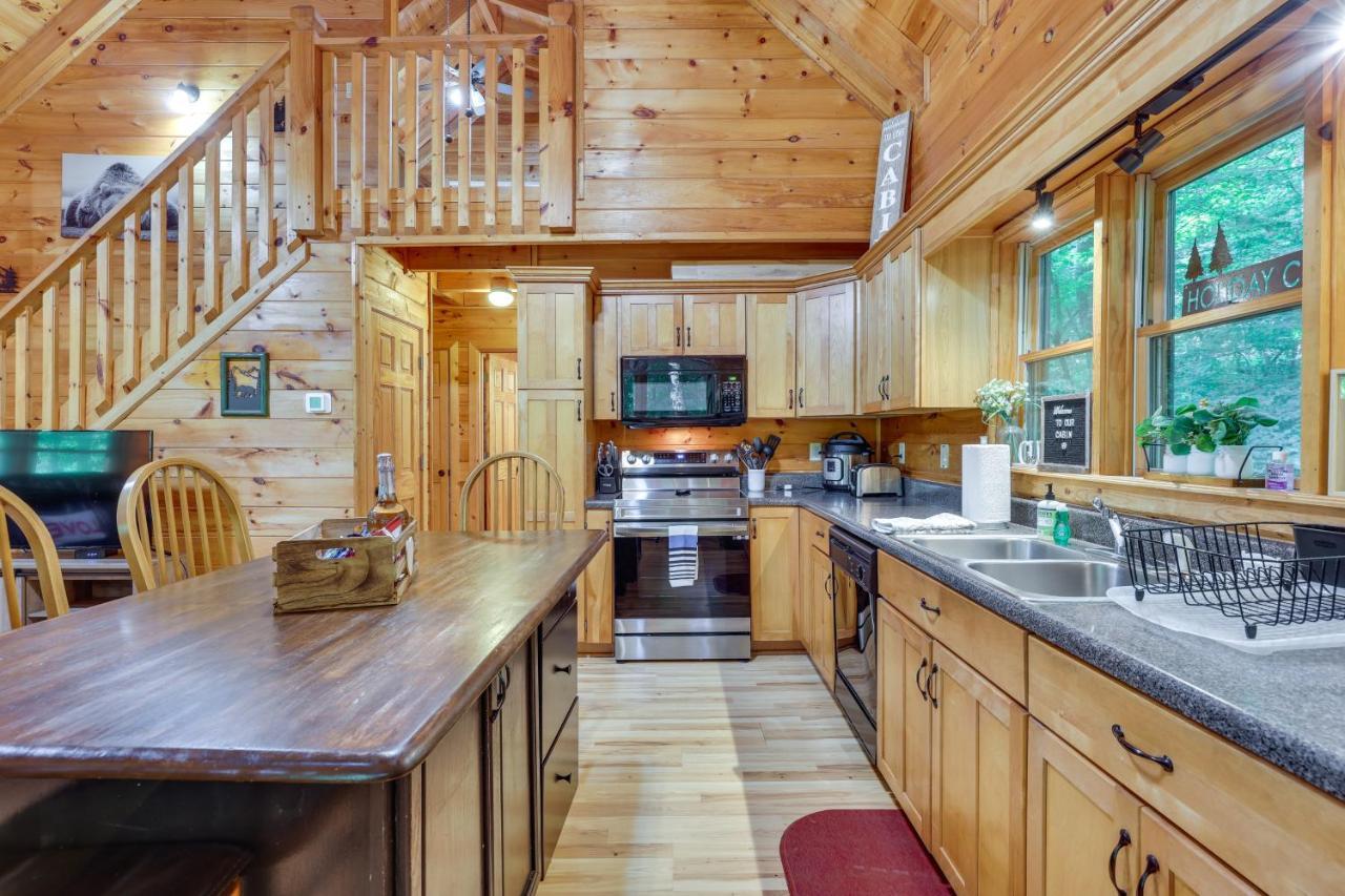 Riverfront Ellijay Cabin With Deck And Pool Access! Zewnętrze zdjęcie
