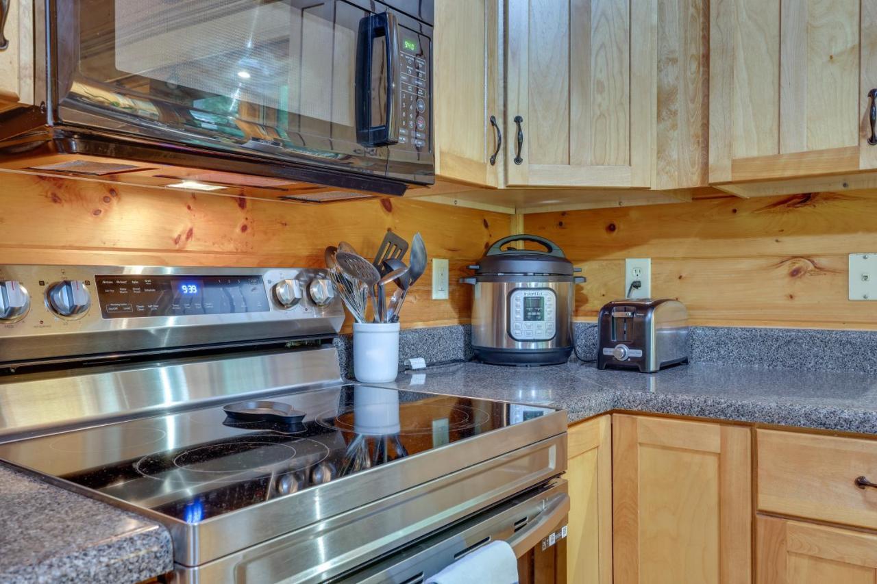 Riverfront Ellijay Cabin With Deck And Pool Access! Zewnętrze zdjęcie