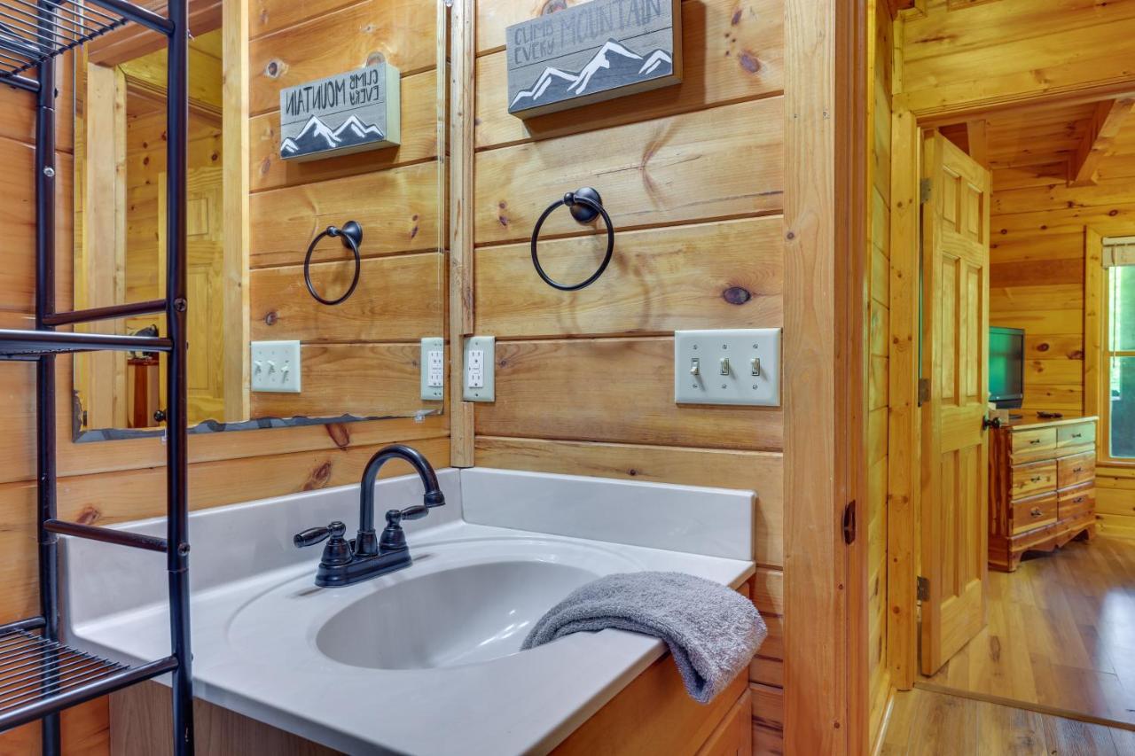 Riverfront Ellijay Cabin With Deck And Pool Access! Zewnętrze zdjęcie