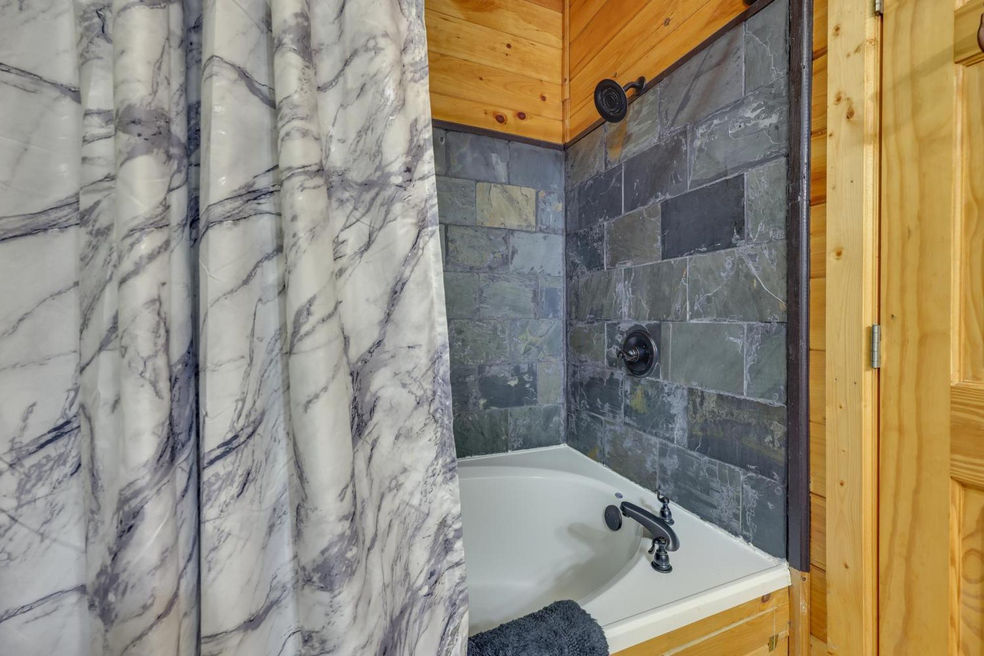 Riverfront Ellijay Cabin With Deck And Pool Access! Zewnętrze zdjęcie