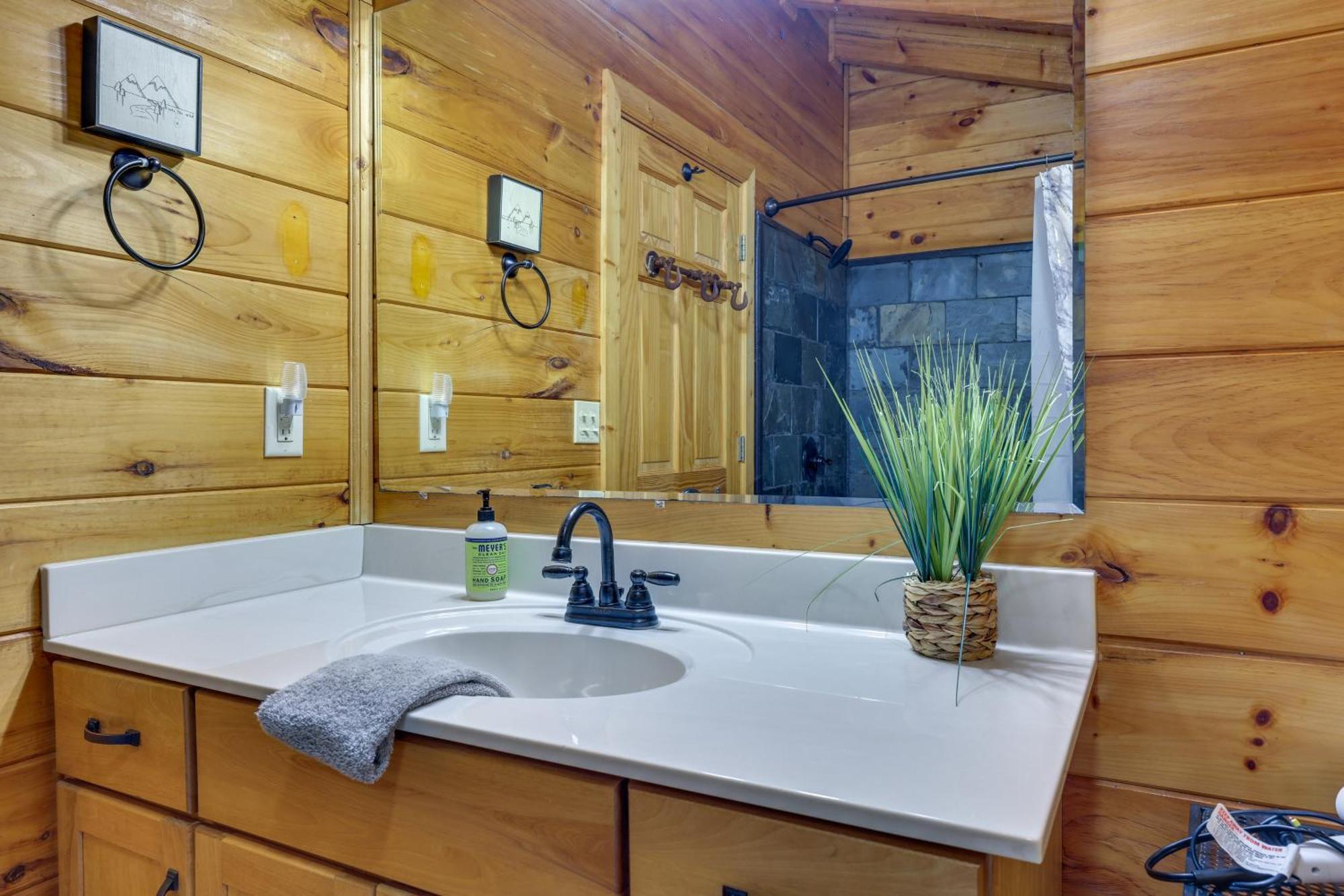 Riverfront Ellijay Cabin With Deck And Pool Access! Zewnętrze zdjęcie