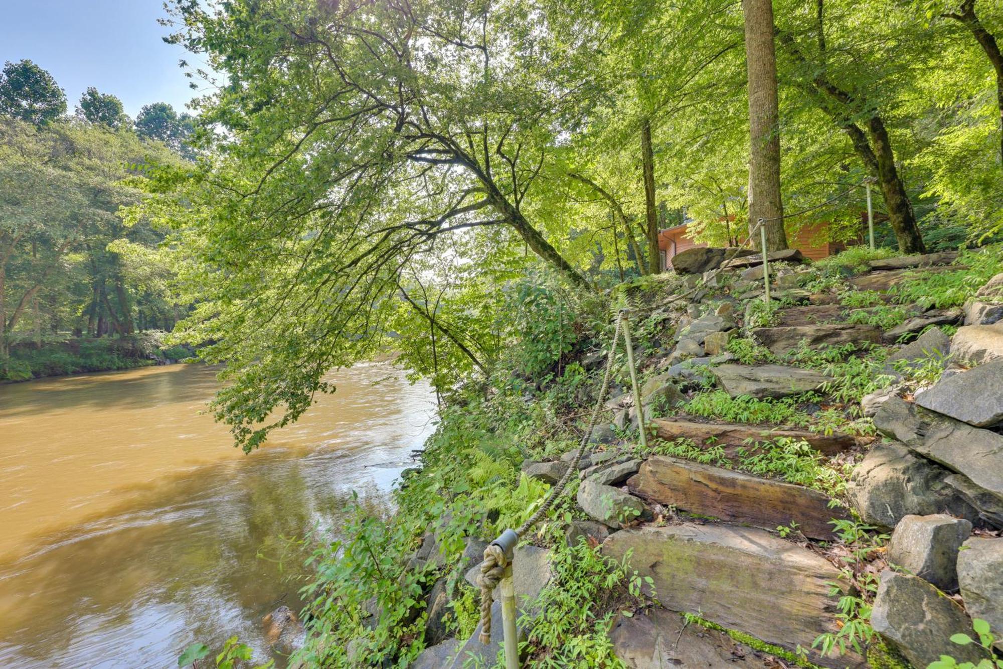 Riverfront Ellijay Cabin With Deck And Pool Access! Zewnętrze zdjęcie