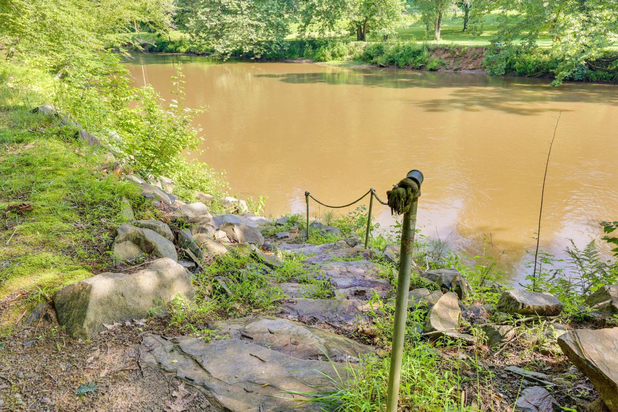 Riverfront Ellijay Cabin With Deck And Pool Access! Zewnętrze zdjęcie