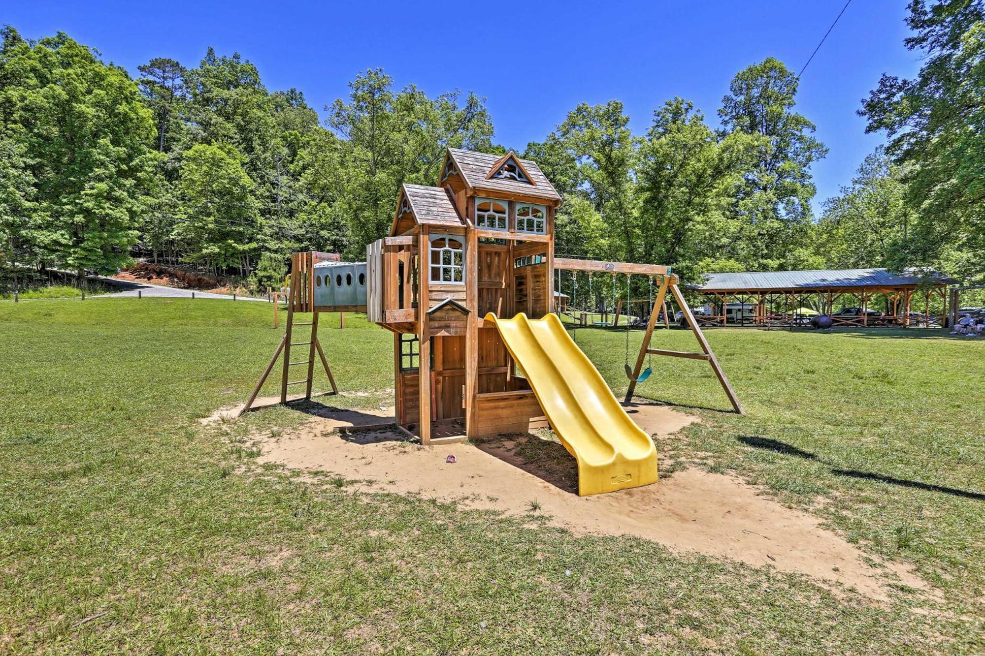 Riverfront Ellijay Cabin With Deck And Pool Access! Zewnętrze zdjęcie