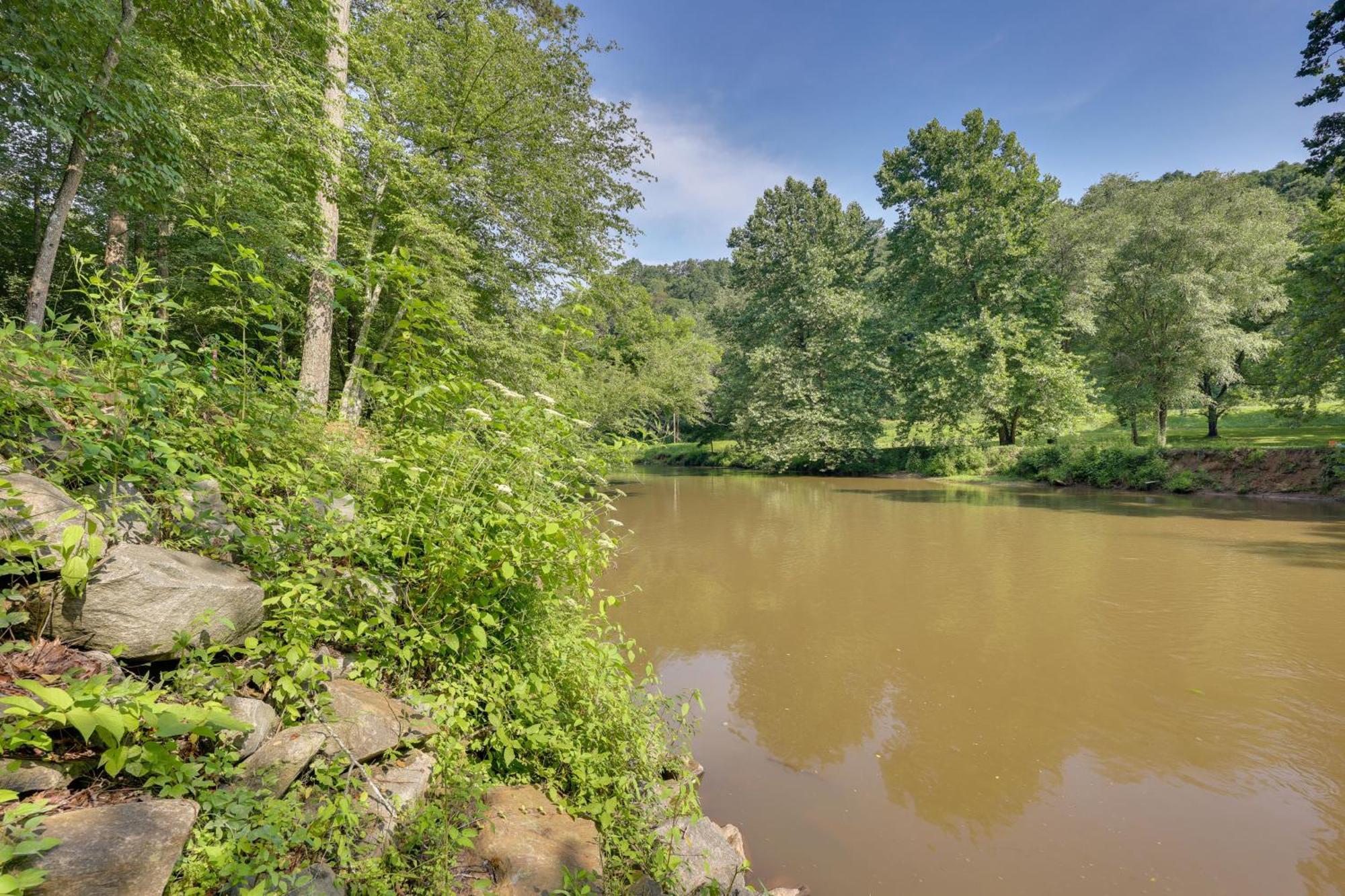 Riverfront Ellijay Cabin With Deck And Pool Access! Zewnętrze zdjęcie