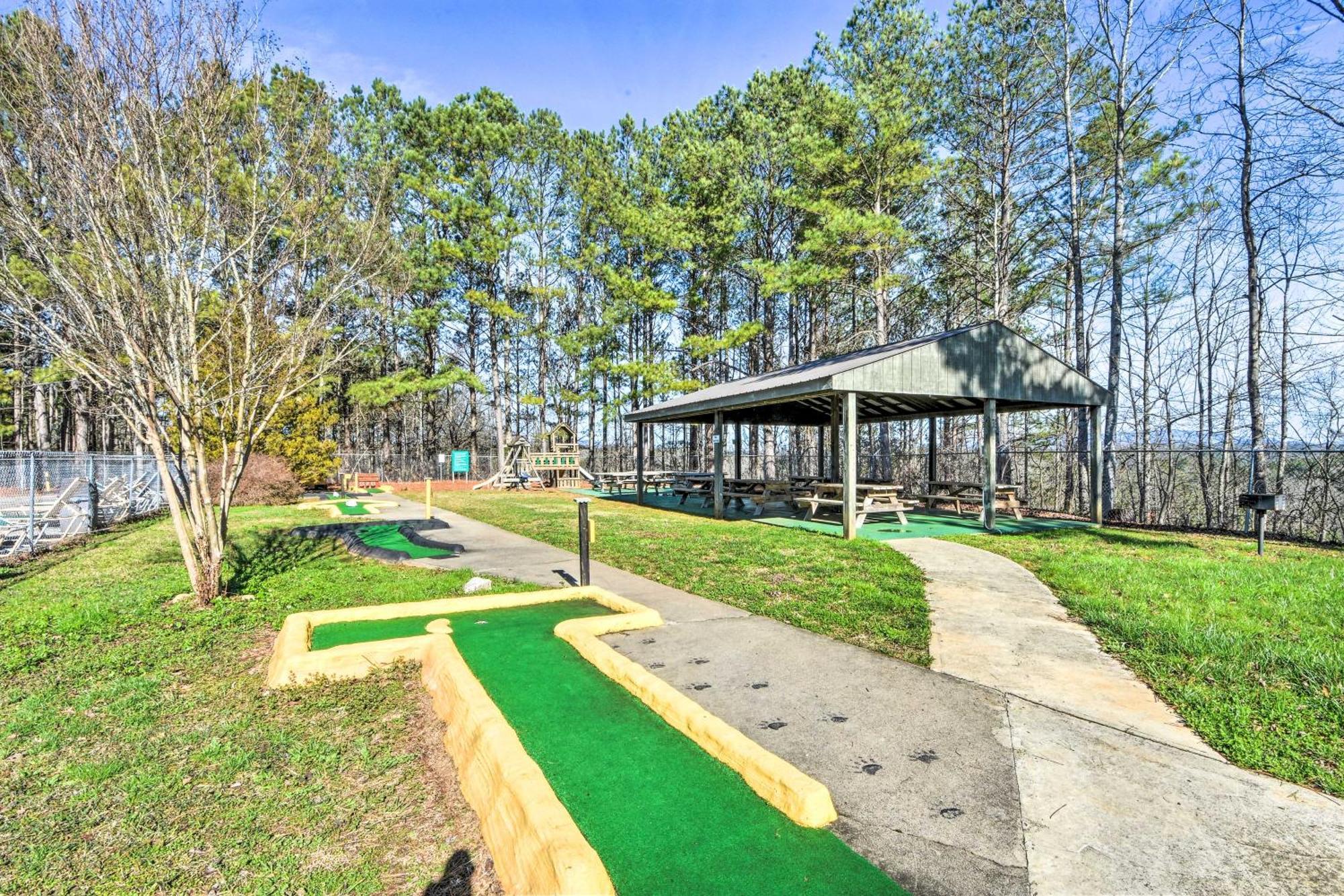 Riverfront Ellijay Cabin With Deck And Pool Access! Zewnętrze zdjęcie