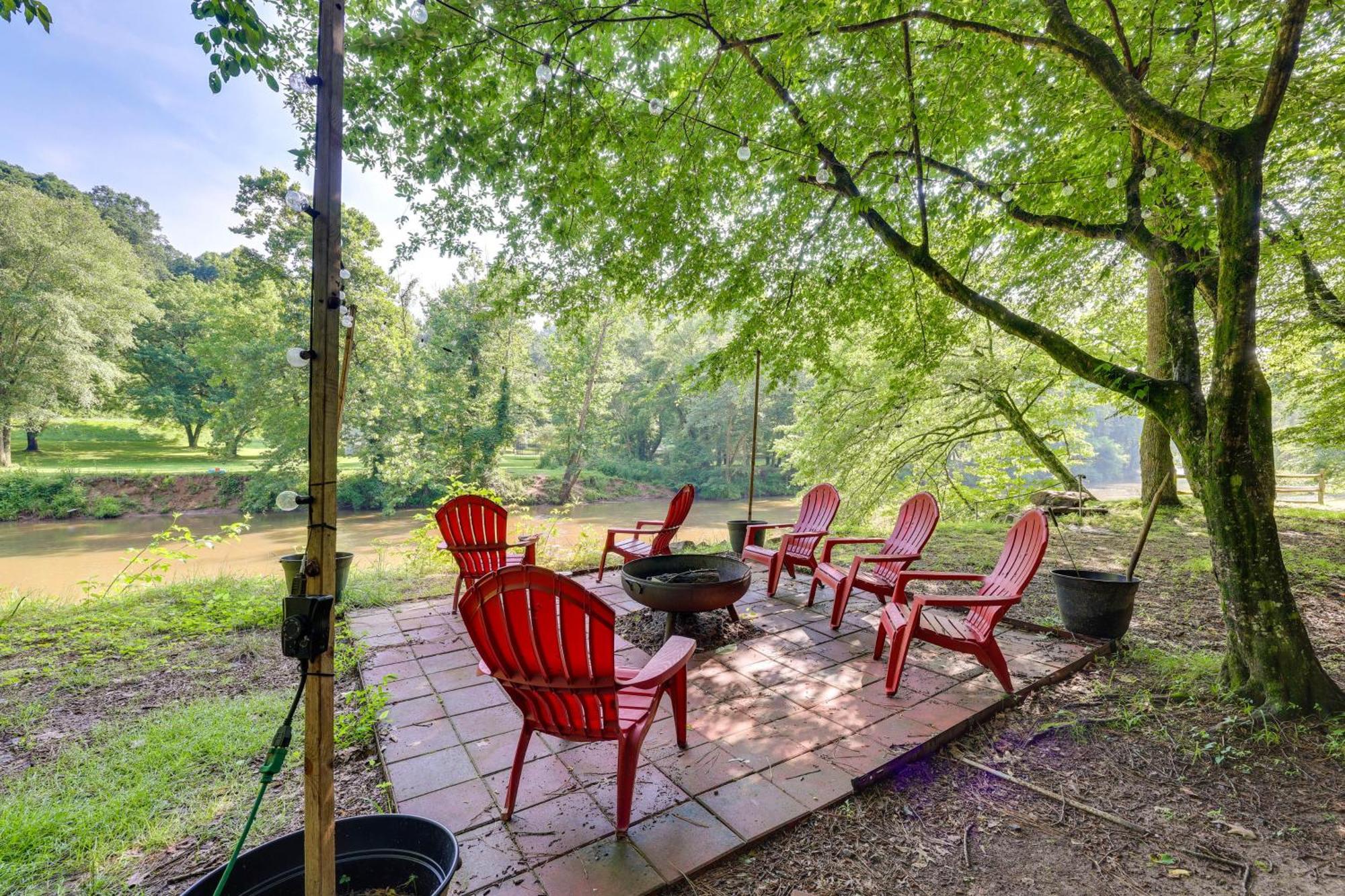 Riverfront Ellijay Cabin With Deck And Pool Access! Zewnętrze zdjęcie